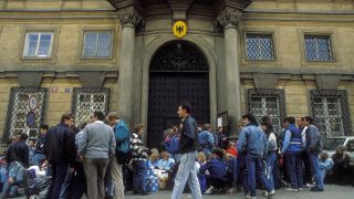 DDR-Flüchtlinge warten im September 1989 vor der Botschaft der BRD in Prag. (Bild: imago)